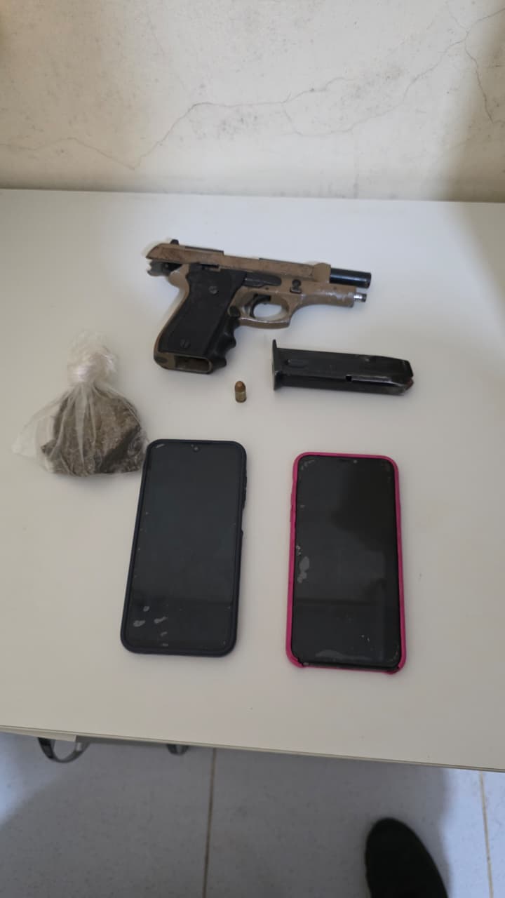 Celulares e uma arma 