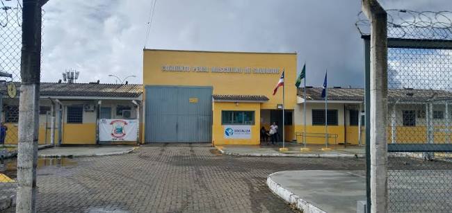 Foto Funcionário é preso ao tentar entrar com drogas em presídio de Salvador