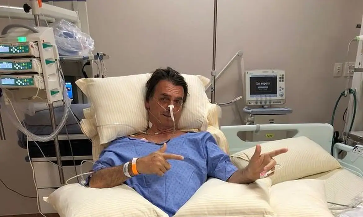 bolsonaro em cama de hospital usando sonda nasal