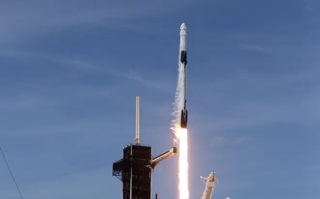 Foto Destroço de foguete da SpaceX atinge a Lua e abre cratera de 18 metros