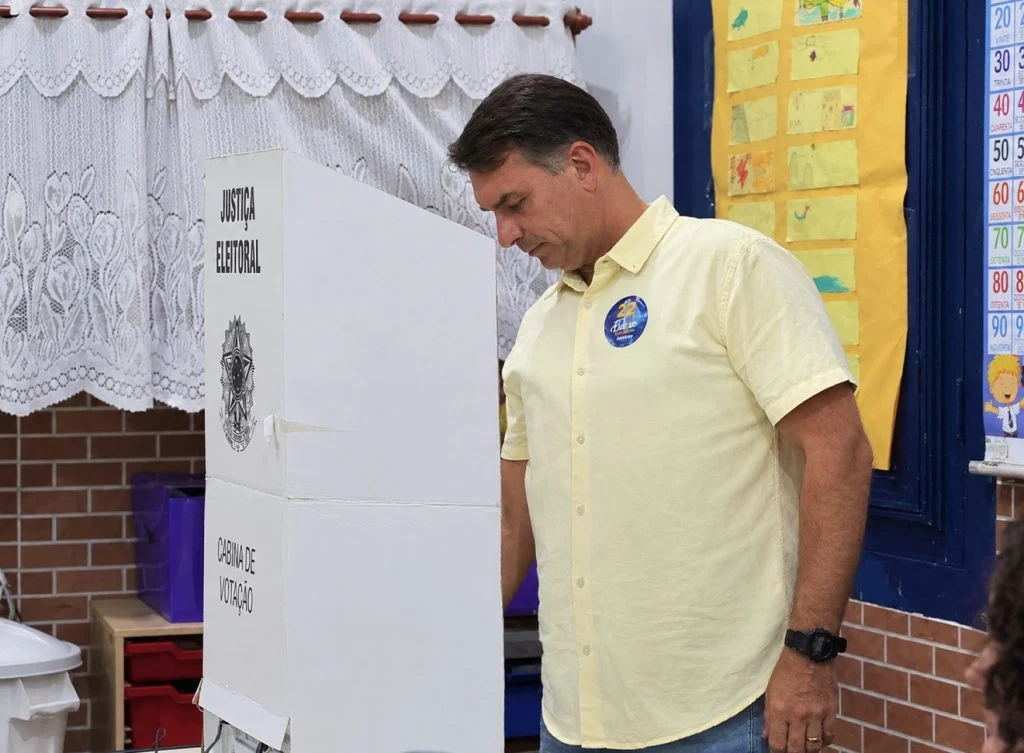 Foto Flávio Bolsonaro vota e promete mudanças para “tirar o Brasil da dívida”