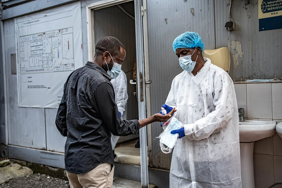 Surto de ebola no Congo preocupa, mas risco global é considerado baixo