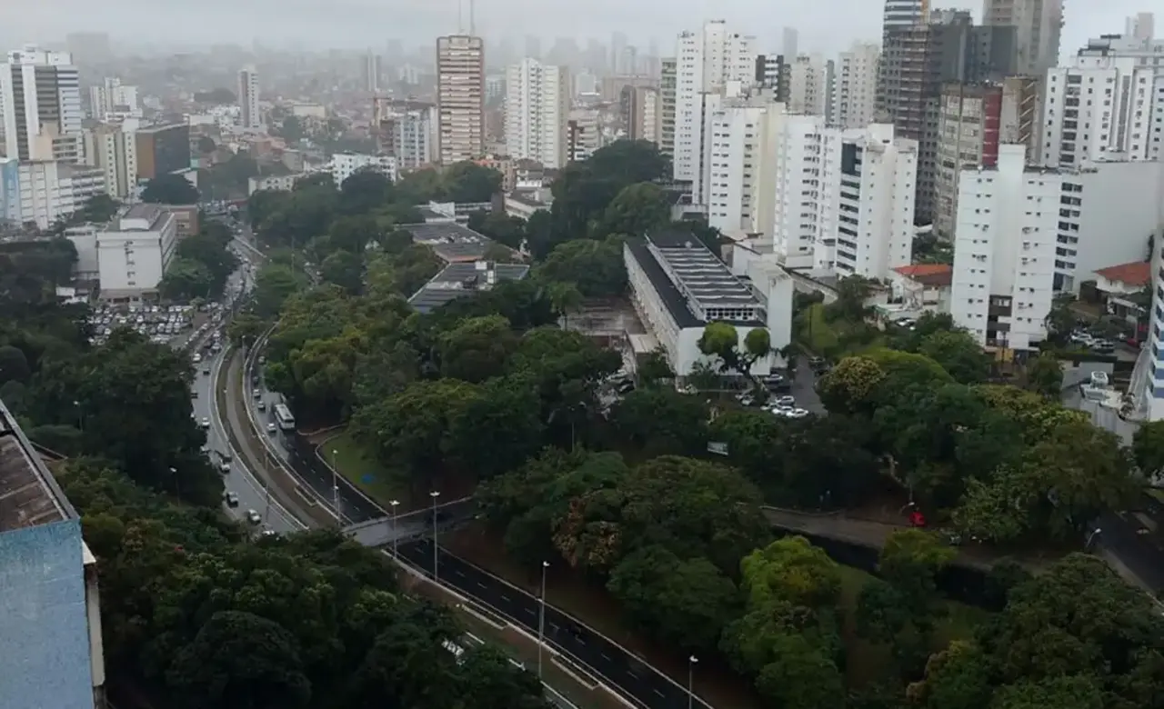 Frente fria provoca chuvas fortes e paralisa transporte marítimo em Salvador
