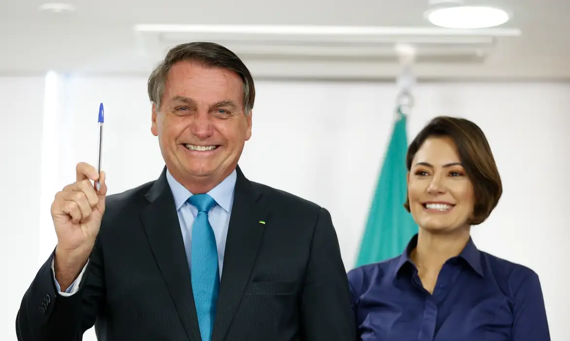Foto Médico alerta para risco de quedas e diz que Bolsonaro exige cuidados contínuos