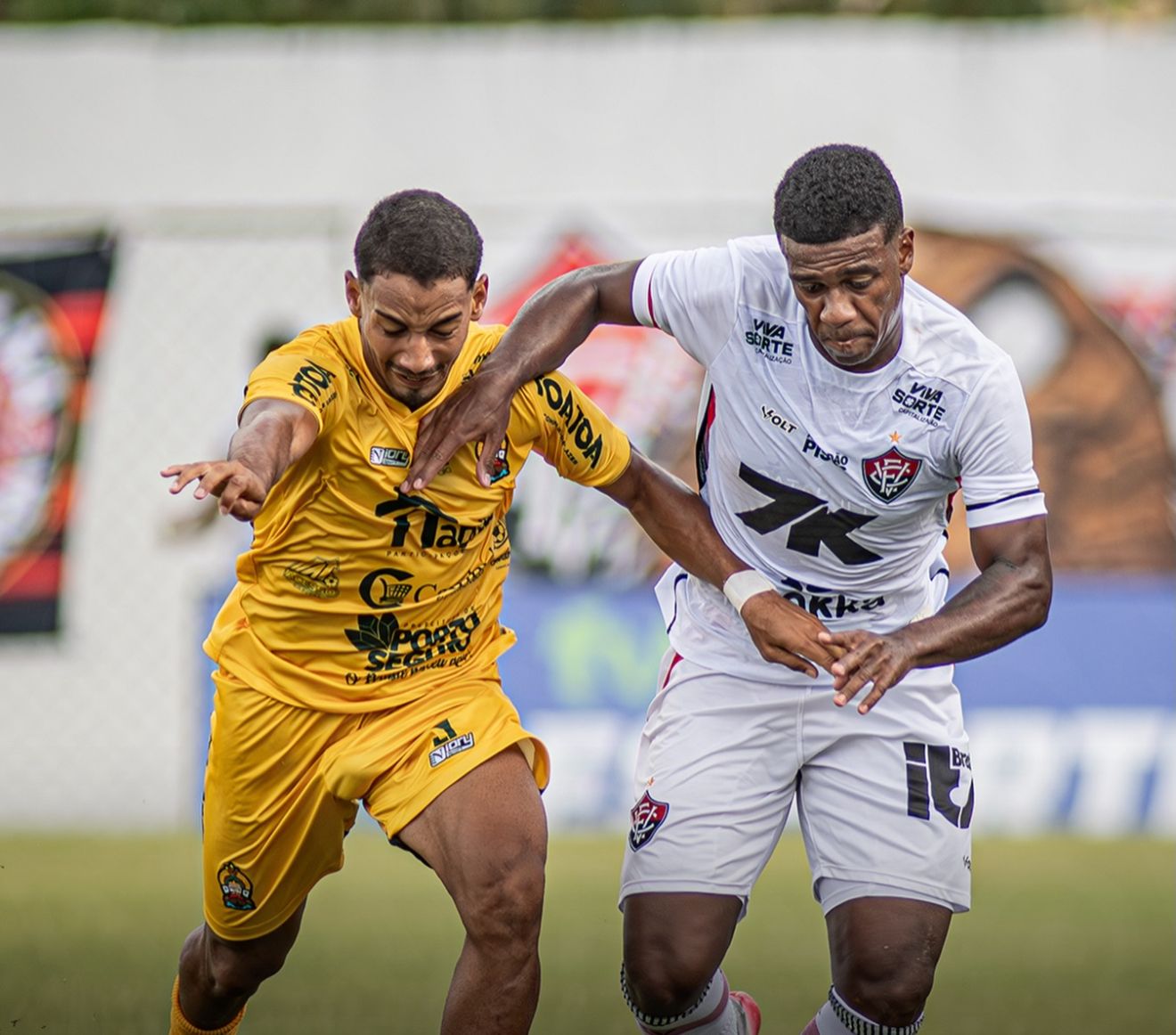 Pablo marca para o Vitória e é expulso; Ítalo responde com golaço de bicicleta pelo Porto