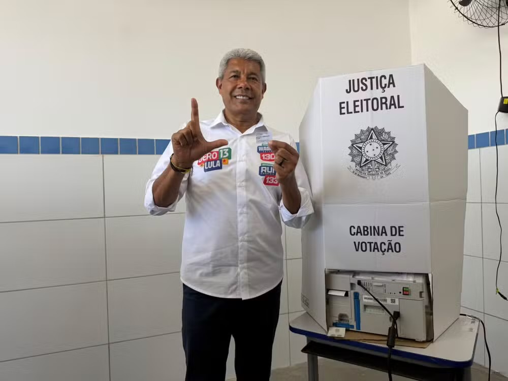 Foto Jerônimo Rodrigues vota em Salvador acompanhado de aliados políticos