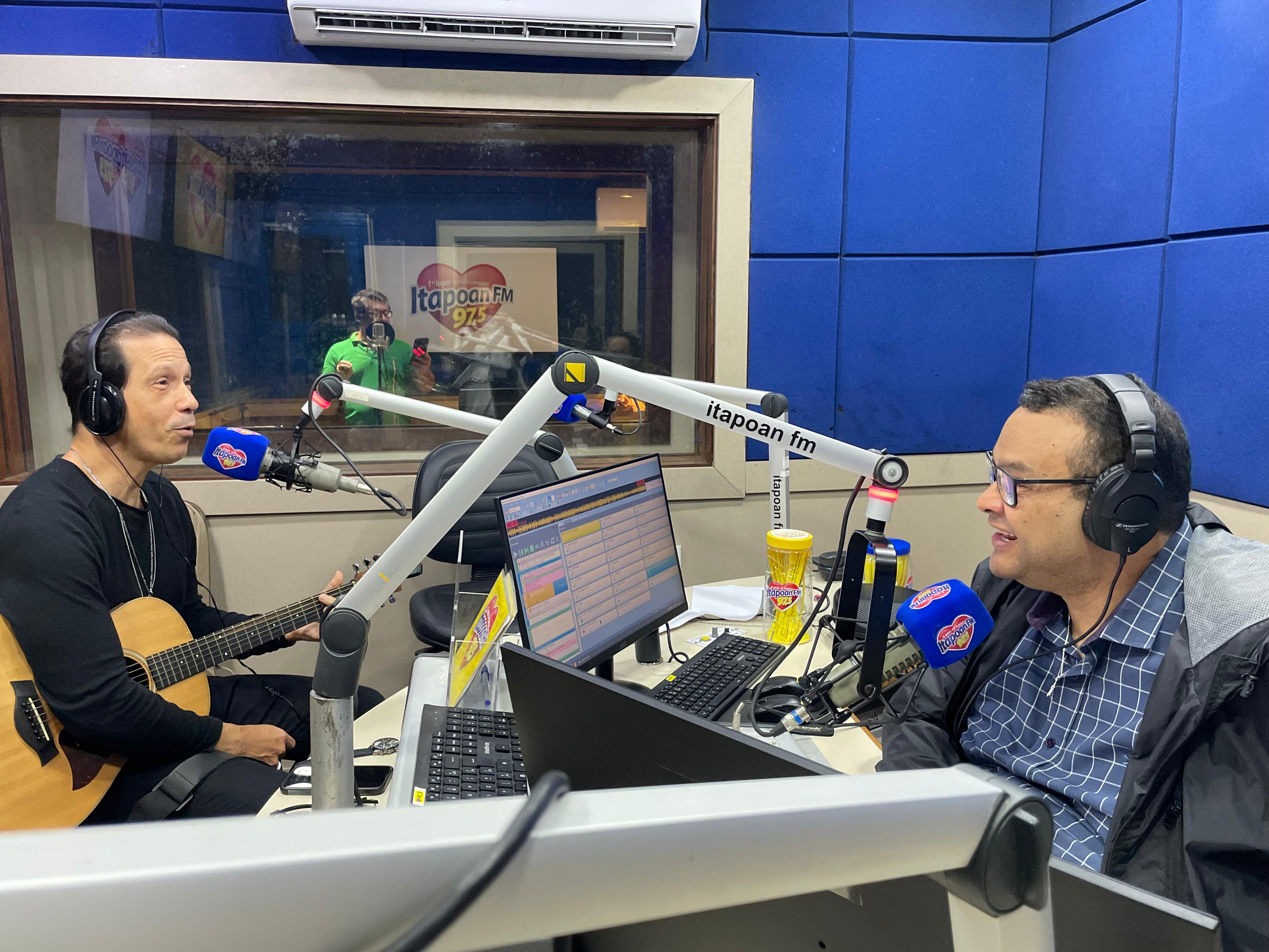 Átila Lima revive sua trajetória no axé em entrevista ao Portal Esfera no Rádio