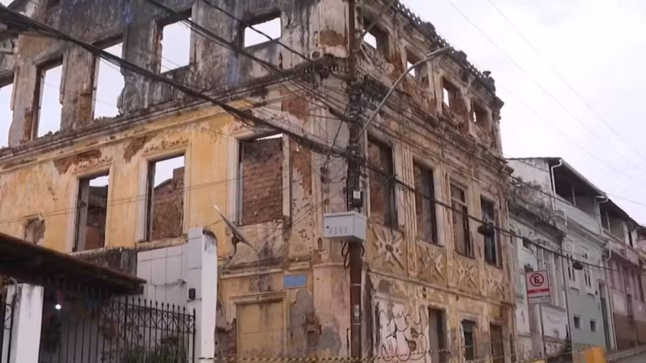 Casarões em risco interditam ruas no Centro de Salvador