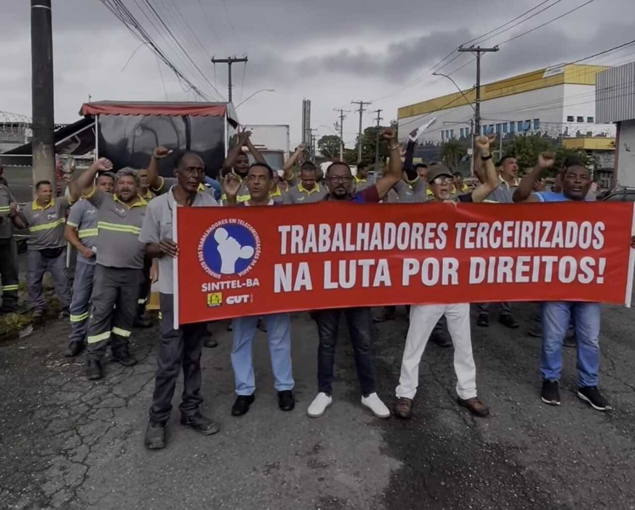 Trabalhadores durante paralisação da sinttel