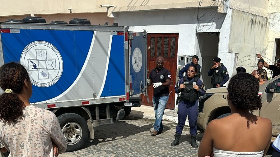 Mãe é presa após mortes dos três filhos em incêndio na Bahia