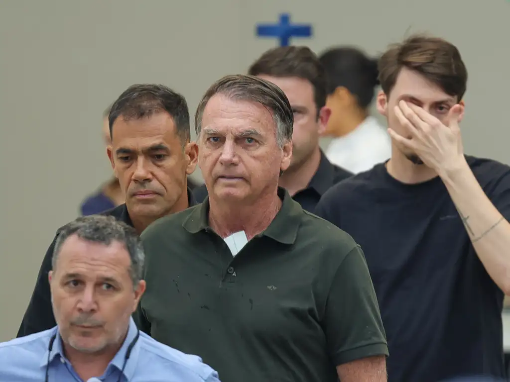Foto Bolsonaro é levado a hospital após autorização de Moraes para exames
