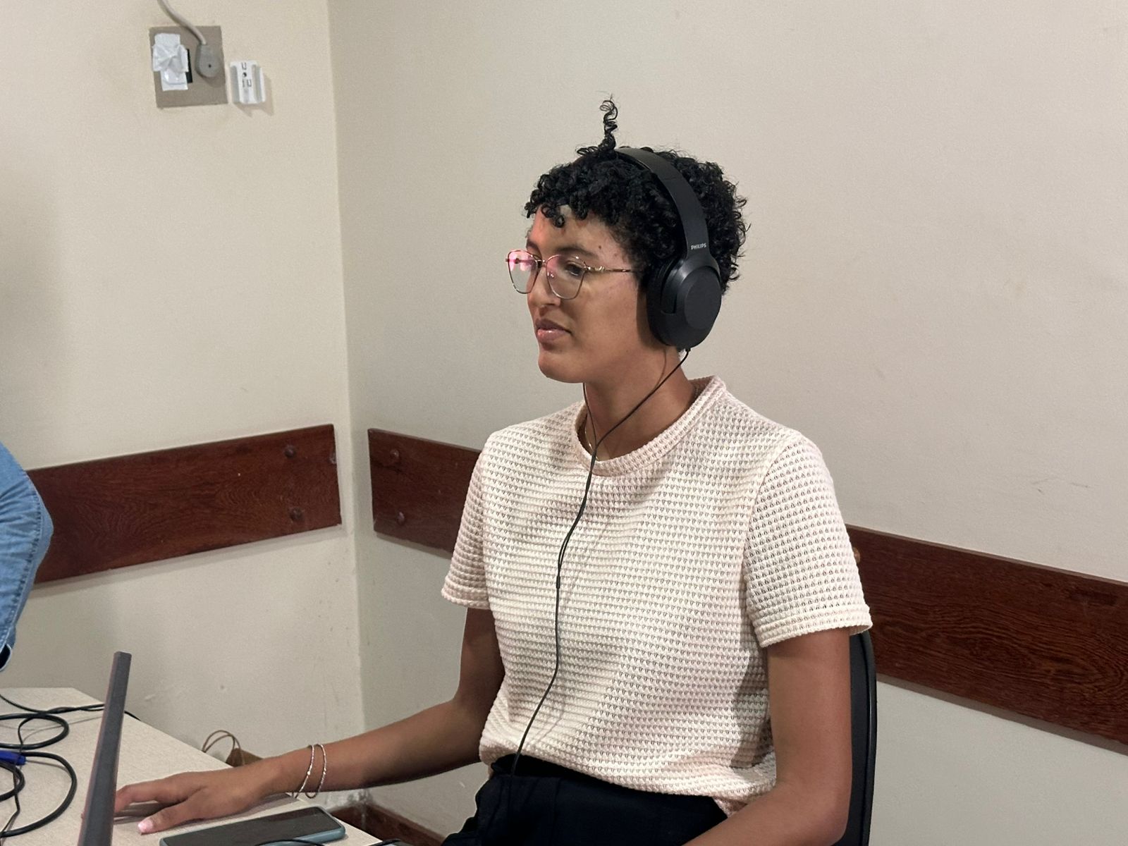 Foto Fisioterapeuta orienta sobre correção postural e cuidados no trabalho
