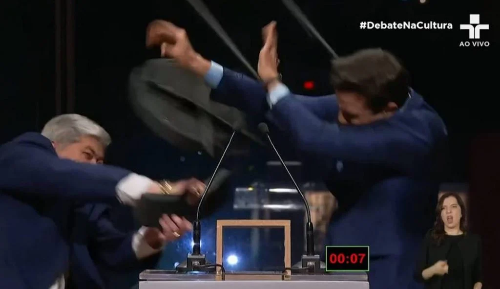 Datena jogando cadeira em Marçal