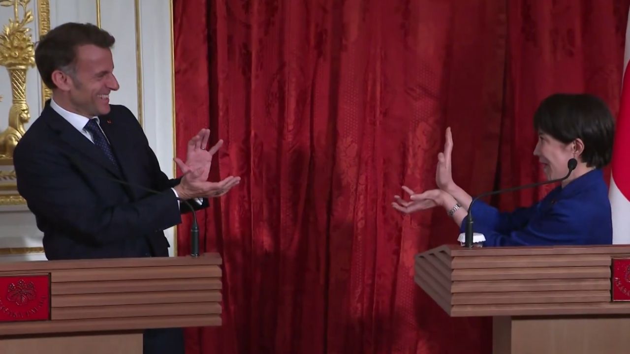 Vídeo: Macron e premiê do Japão imitam 'Kamehameha' de Dragon Ball em evento