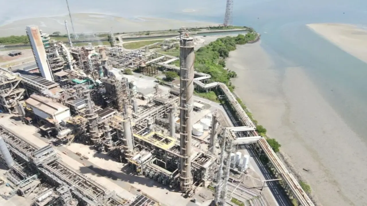 Imagem da refinaria da Petrobras 