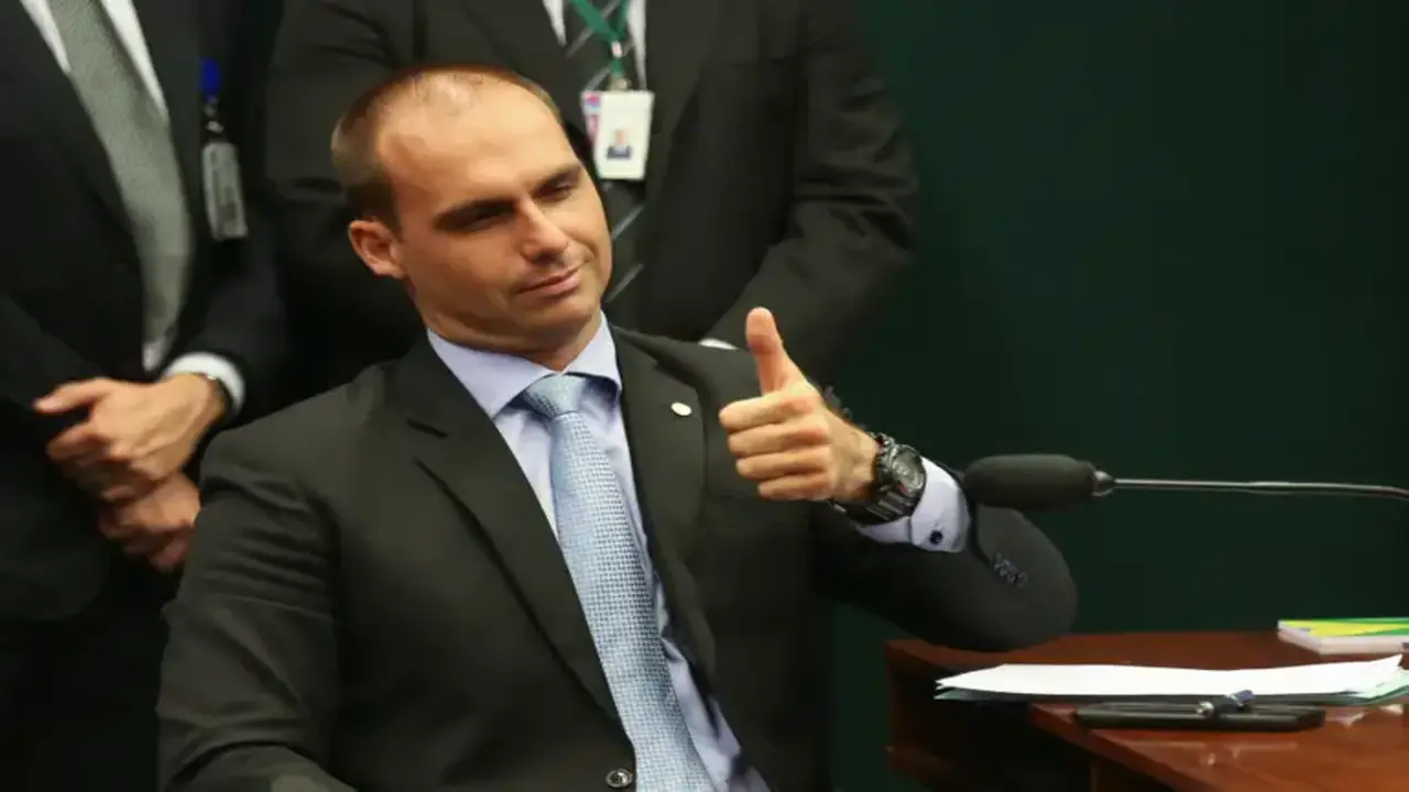 Eduardo Bolsonaro desafia aliados e amplia crise com bancada do PL