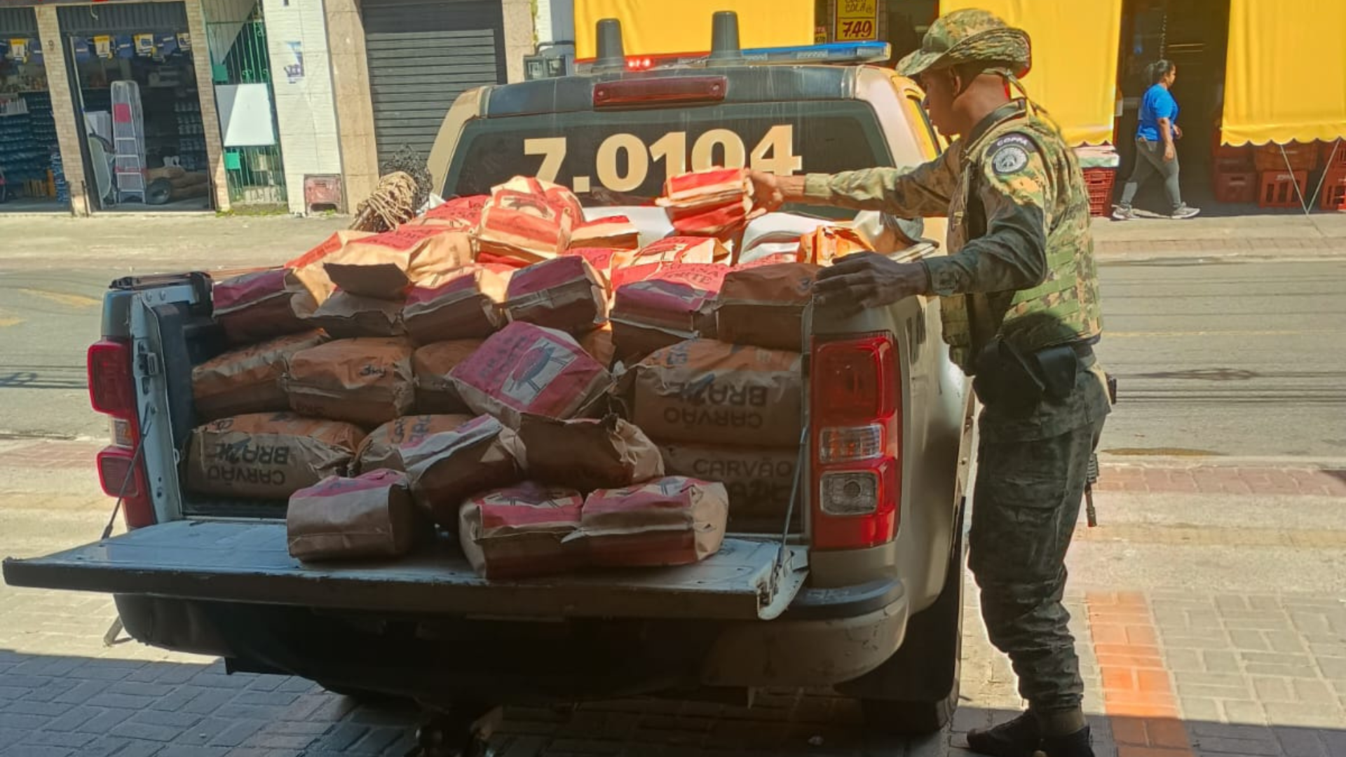 Foto Mais de duas toneladas de carvão ilegal são apreendidas em Camaçari