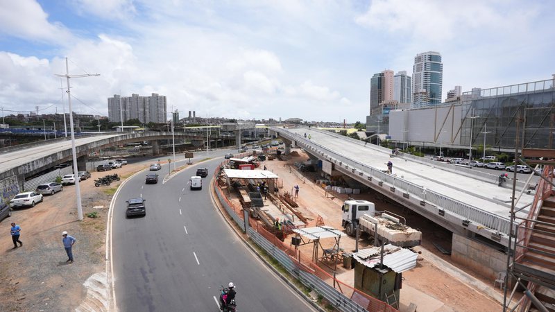Foto Obras de viaduto alteram trânsito na Avenida ACM durante o fim de semana do Enem