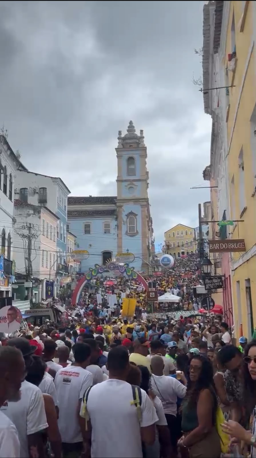 Multidão celebra chegada do cortejo do 2 de Julho ao Pelourinho com tom cultural
