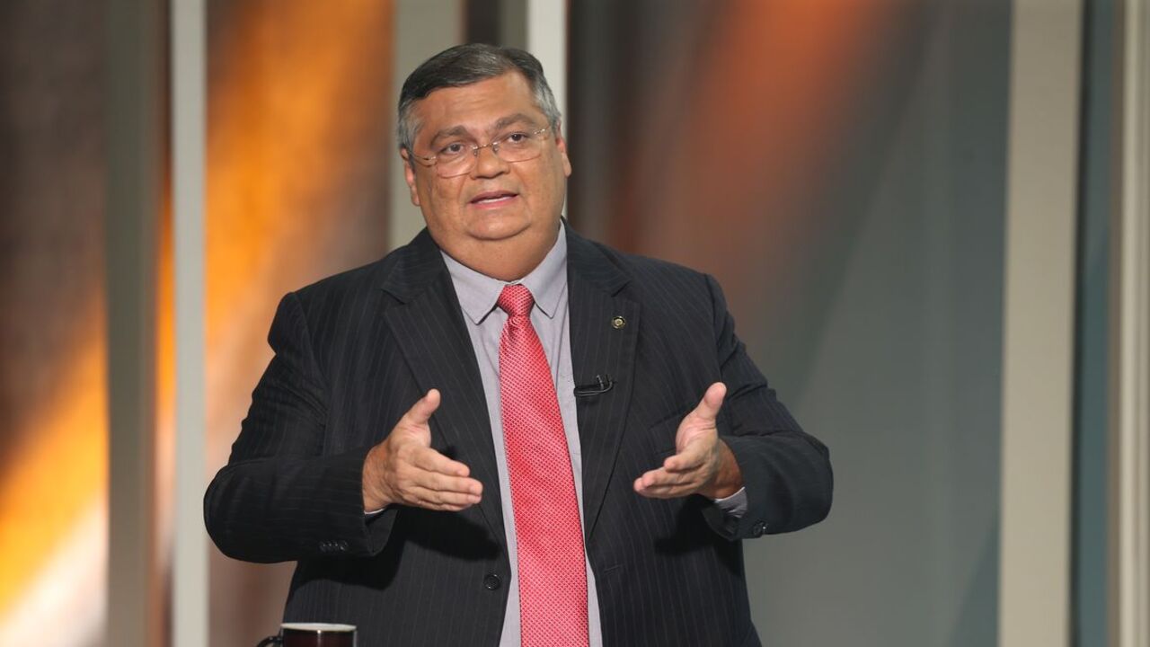 Dino pressiona Hugo Motta por urgência polêmica no PL da Adultização