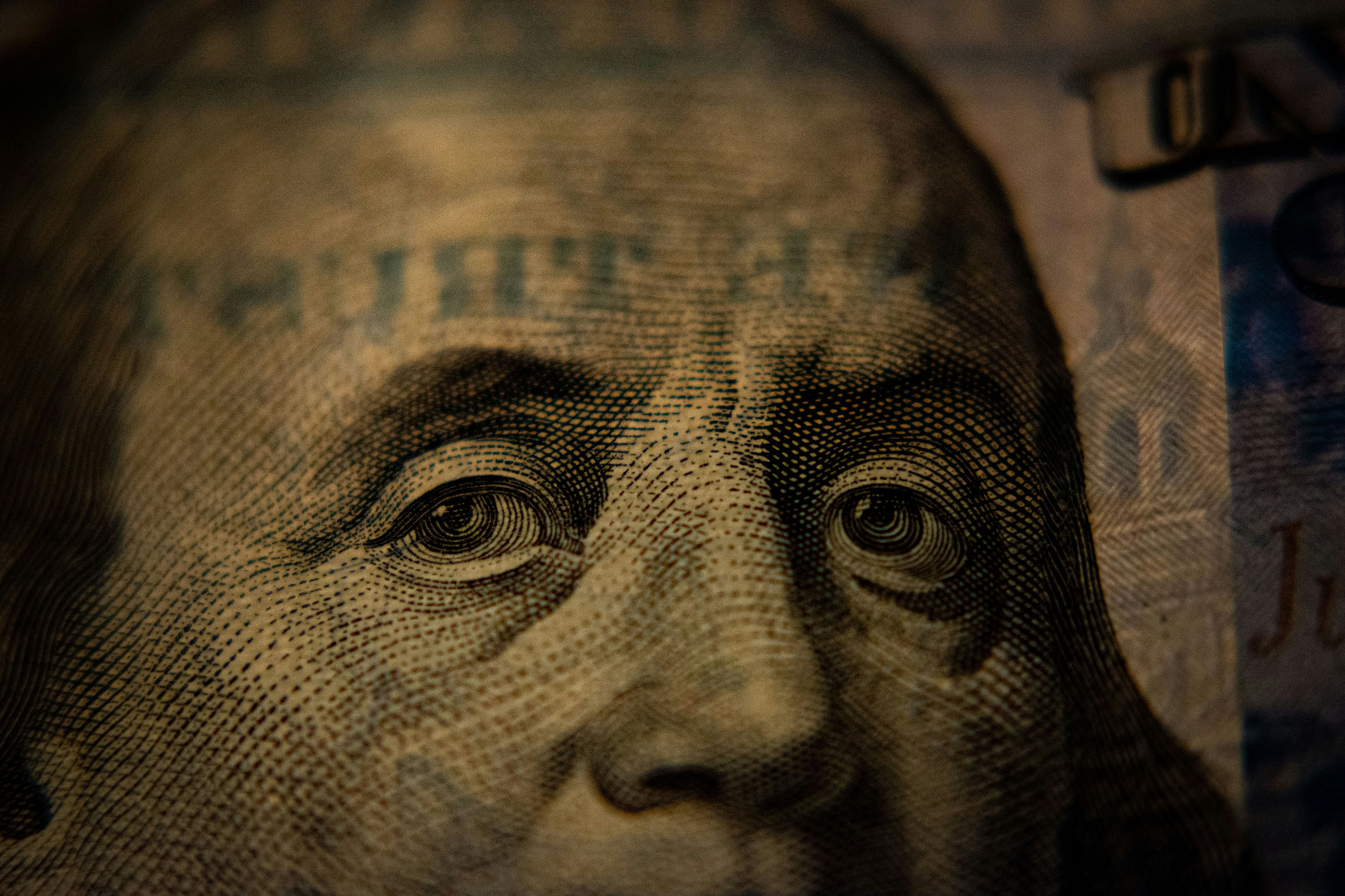 Dólar supera os R$ 5 após audio entre Flávio Bolsonaro e Vorcaro