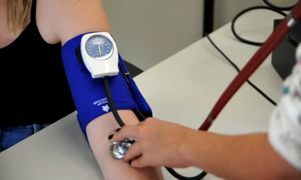Médica medindo pressão 