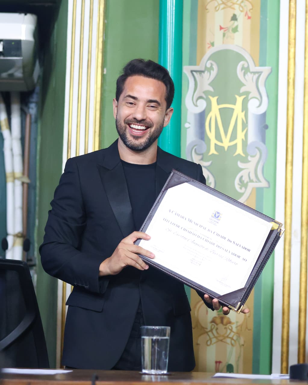 Foto Everton Ribeiro recebe título de cidadão soteropolitano na Câmara Municipal