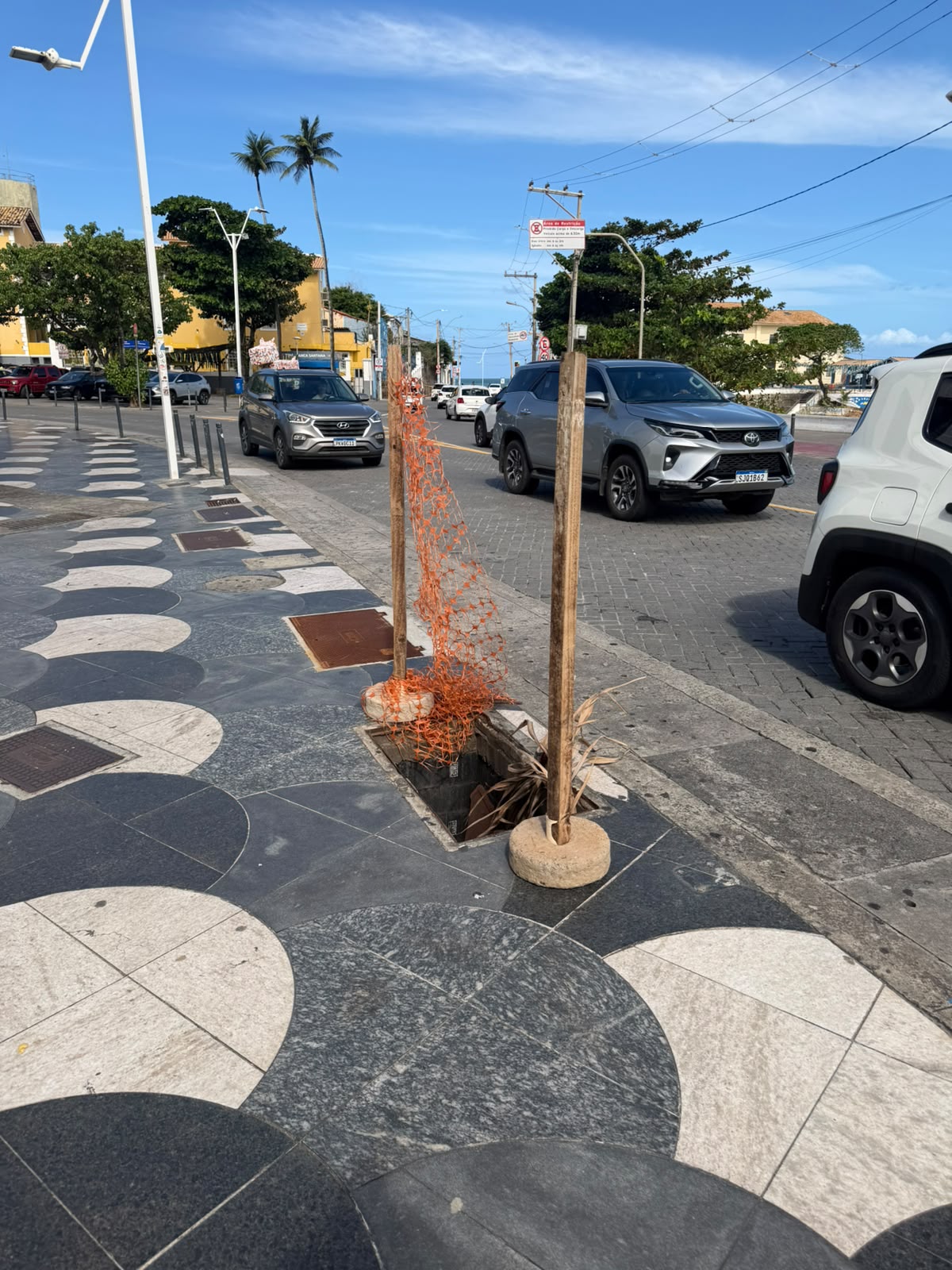 Bueiro a céu aberto no Largo de Santana preocupa moradores e turistas no Rio Vermelho
