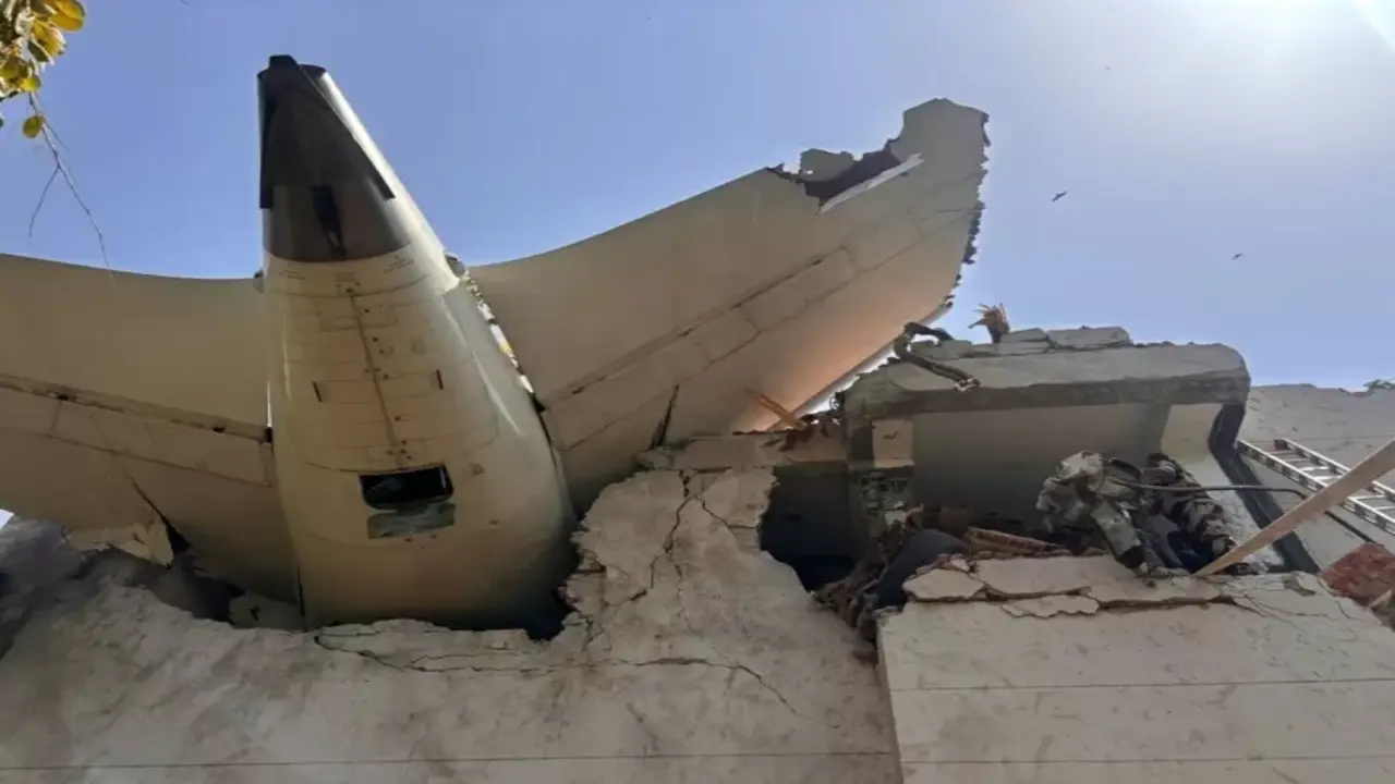 Avião com 242 pessoas cai após decolagem na Índia