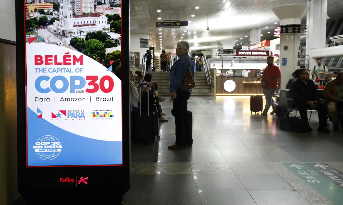 painel eletrônico escrito "Belém, a capital da COP 30"