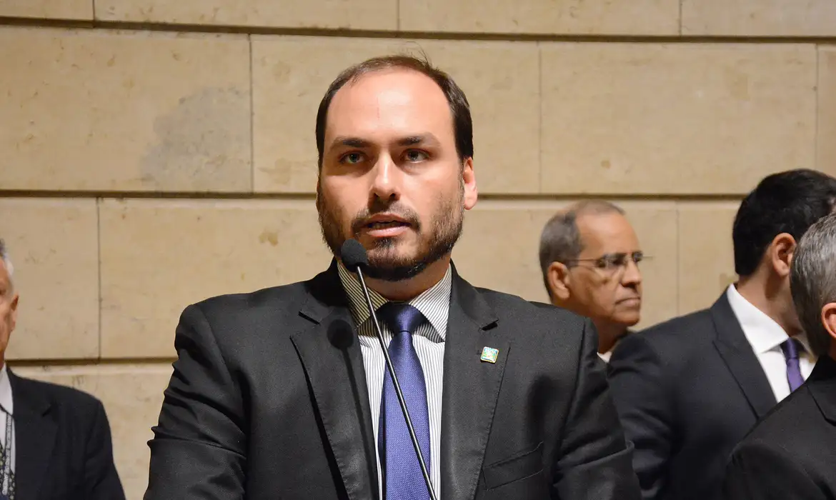 Foto Filho de Bolsonaro contesta justiça após detenta do PCC ganhar saidinha, e o pai não