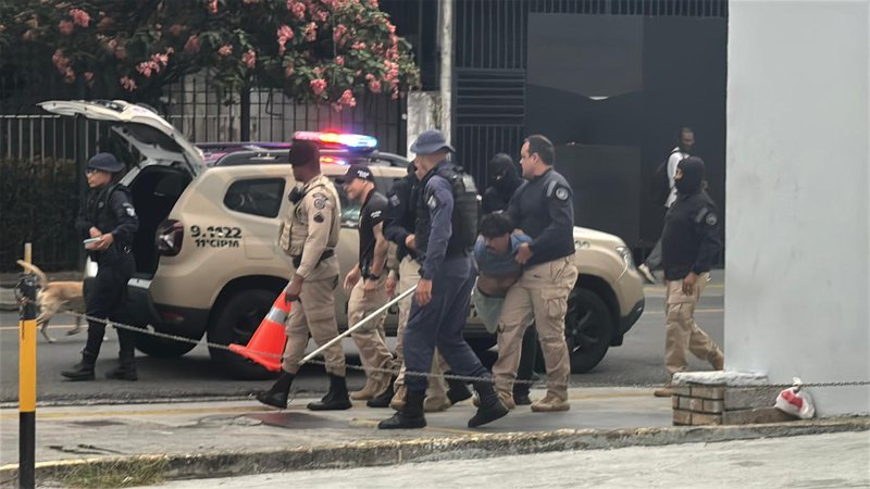 Foto Homem que usava cães para ameaçar pedestres é preso em ação na Graça