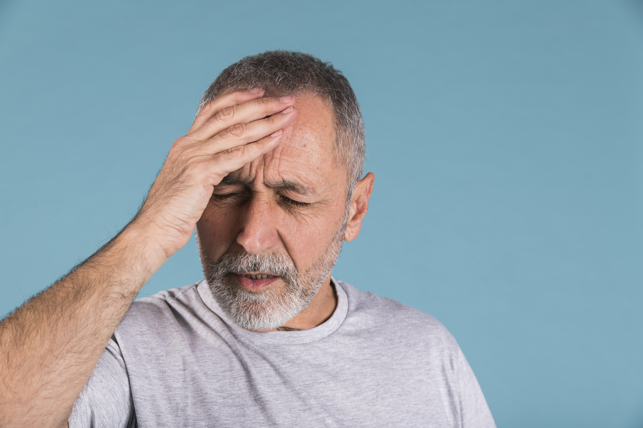 Homem com dor de cabeça