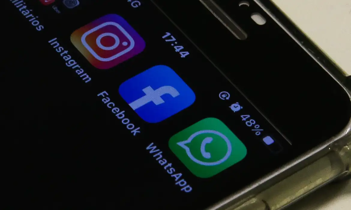celular com aplicativos da meta Instagram, FaceBook e WhatsApp