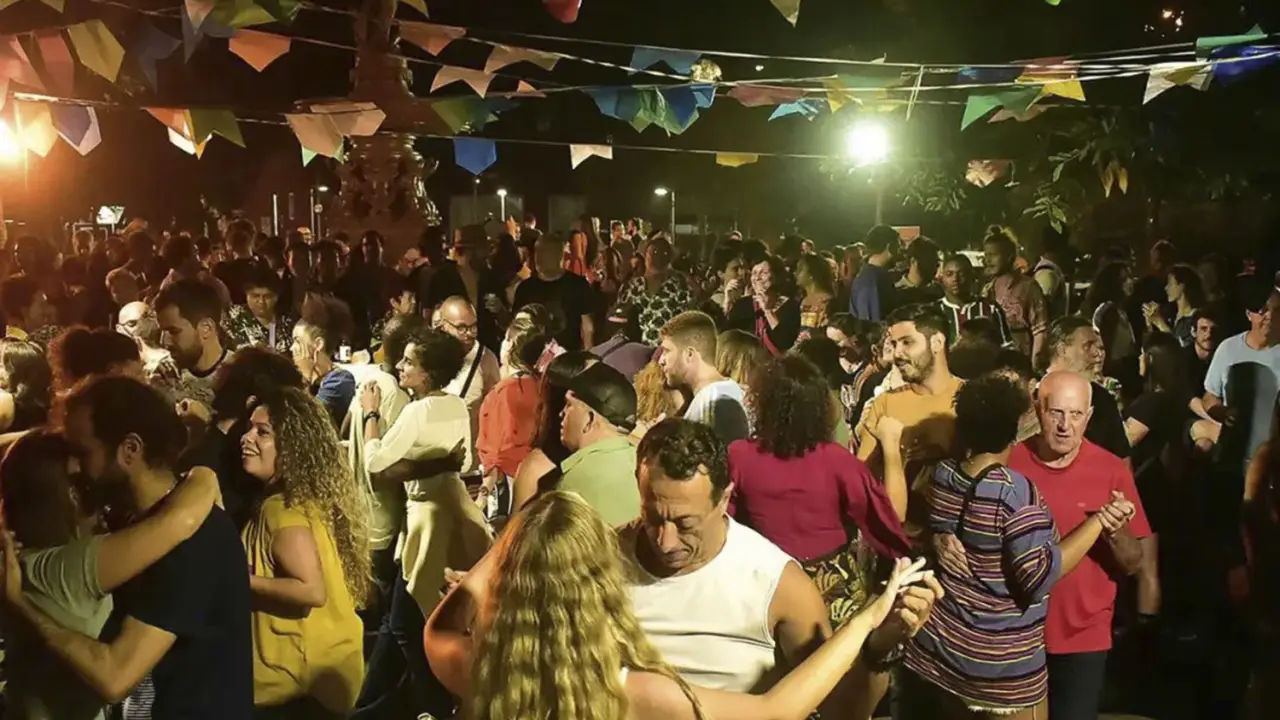 Pessoas dançando forró