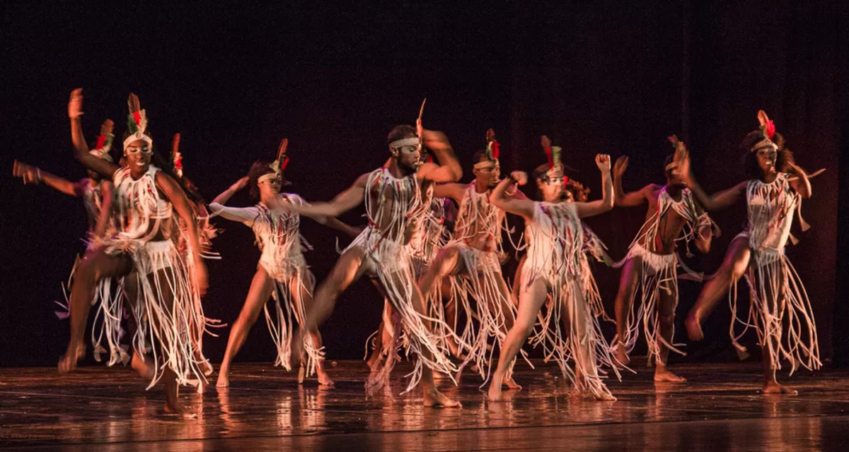 Dançarinos durante espetáculo