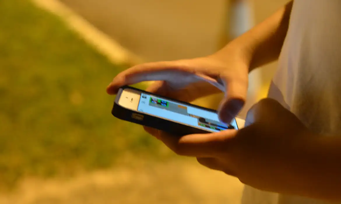 Pessoa mexendo em seu celular