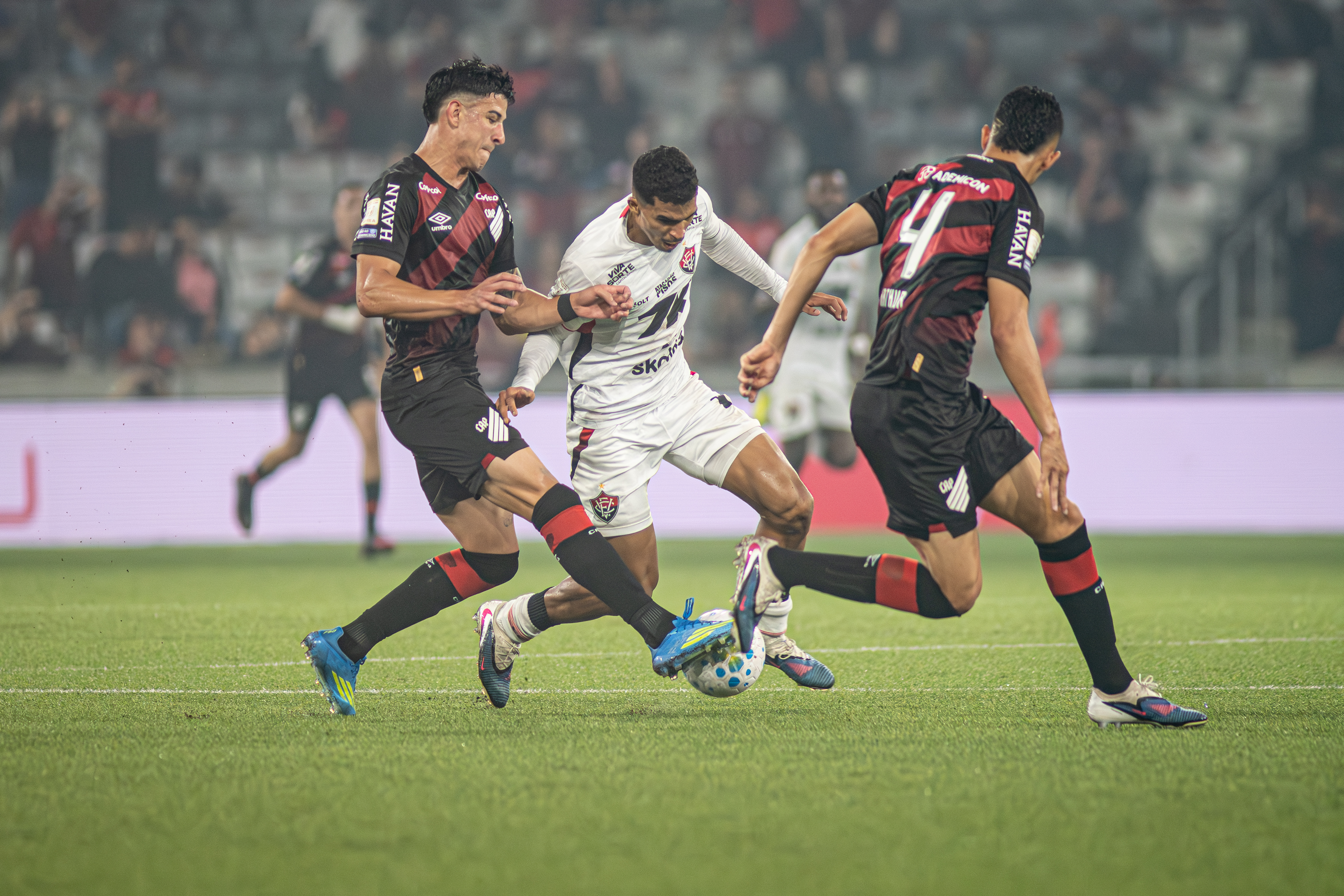 Vitória sofre virada do Athletico e presidente critica arbitragem