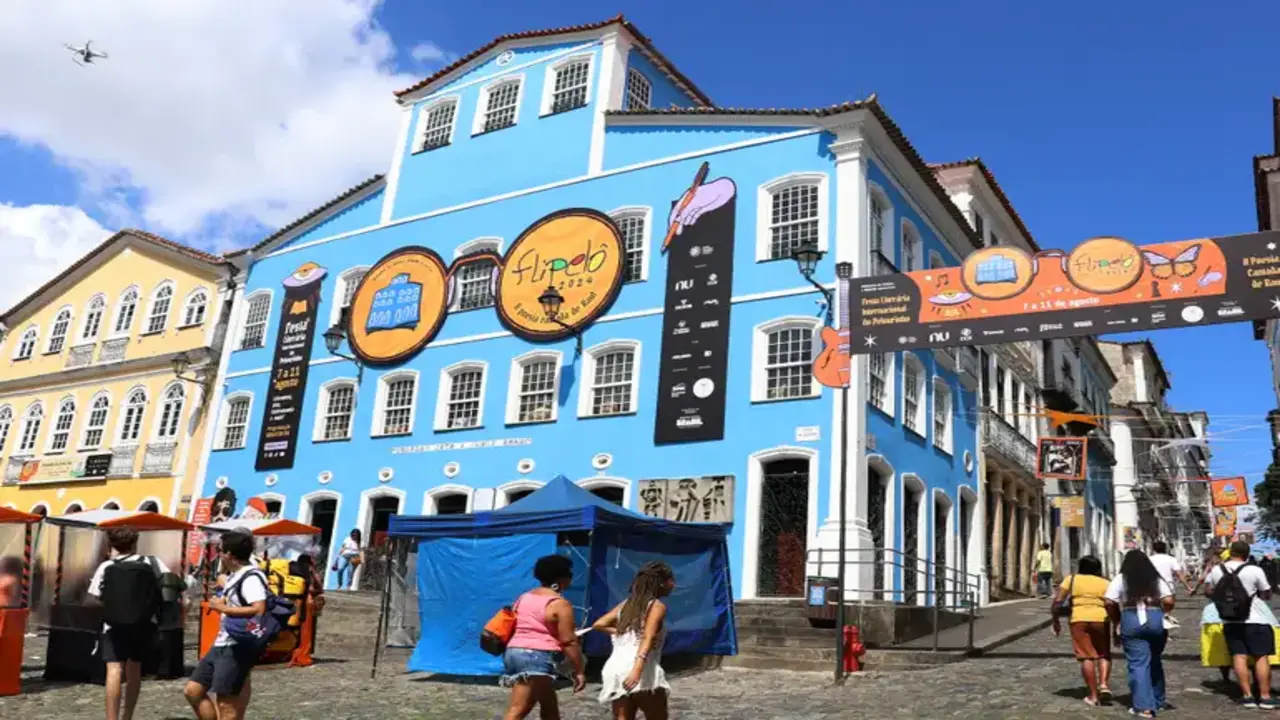 Ação de supostas pintoras chama atenção no Centro Histórico