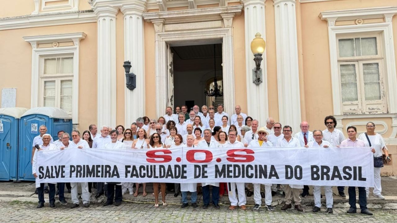 Médicos cobram reconstrução da Faculdade de Medicina da Bahia