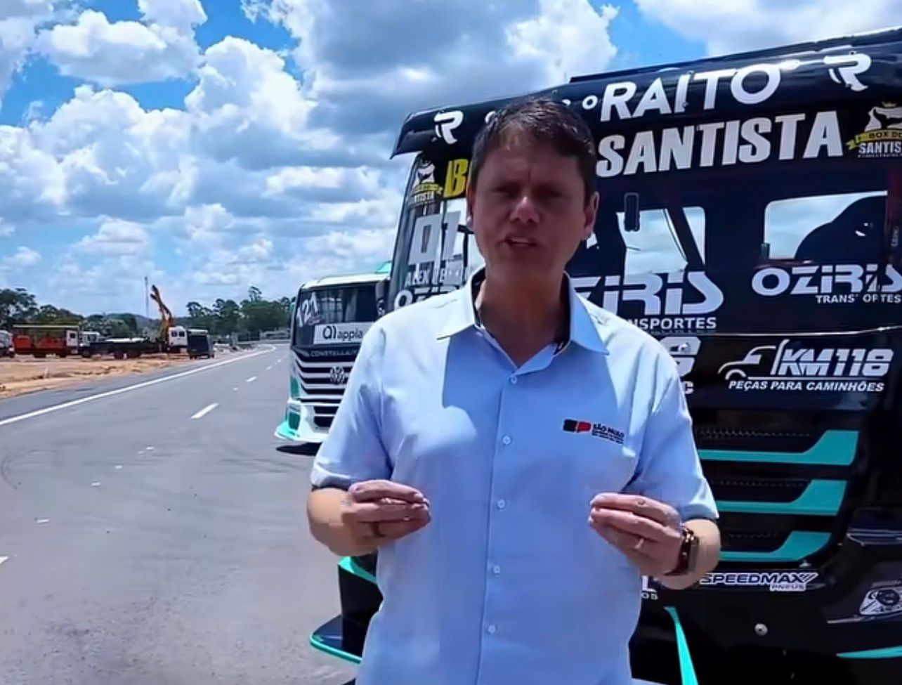 Foto Tarcísio alfineta Havaianas em vídeo e atiça debate político nas redes